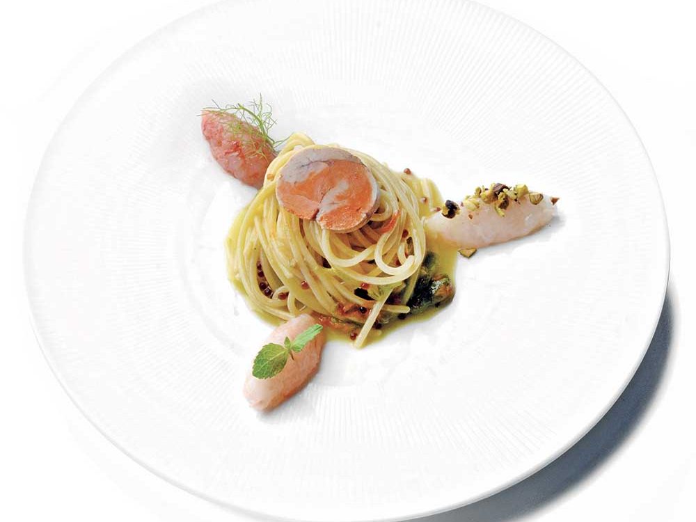 Spaghetto mare crudo con foie gras di pescatrice