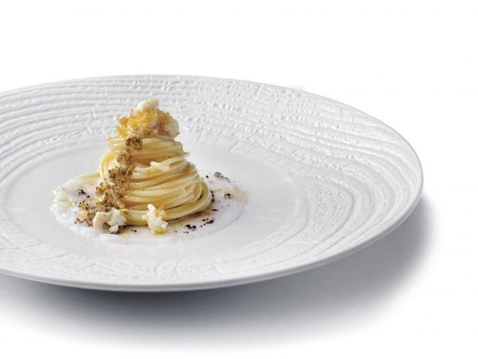 spaghettoni aglio olio e peperoncino, battuto di gambero gobbetto, olive essiccate e bottarga di muggine