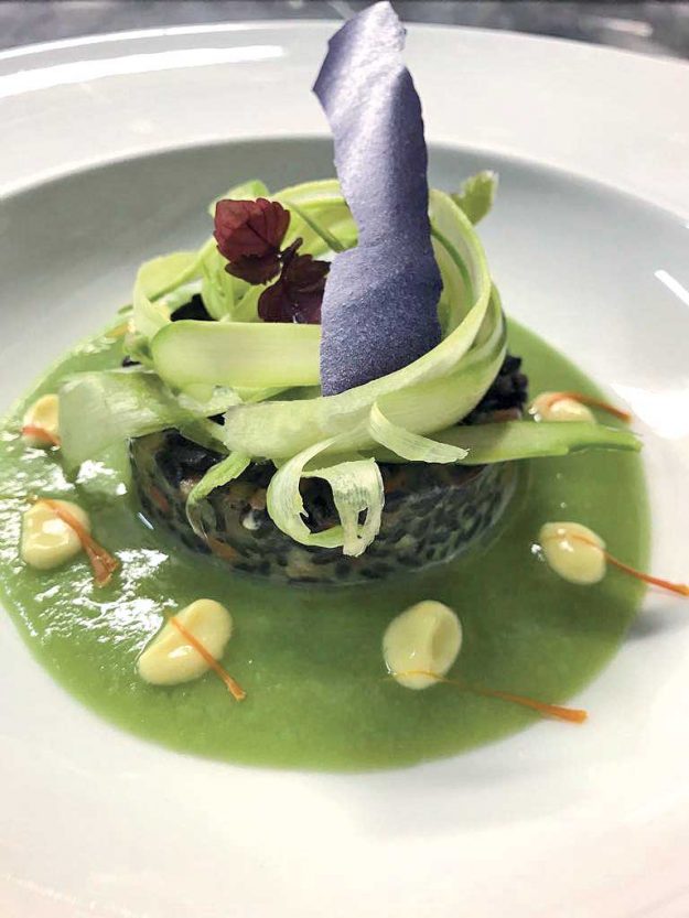 tortino di riso venere con vellutata di asparagi e crema al formaggio di soia
