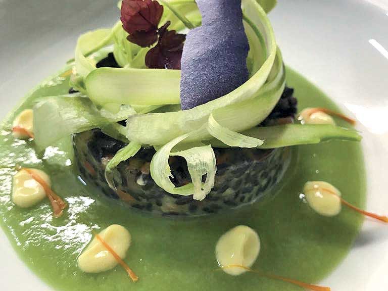 tortino di riso venere con vellutata di asparagi e crema al formaggio di soia