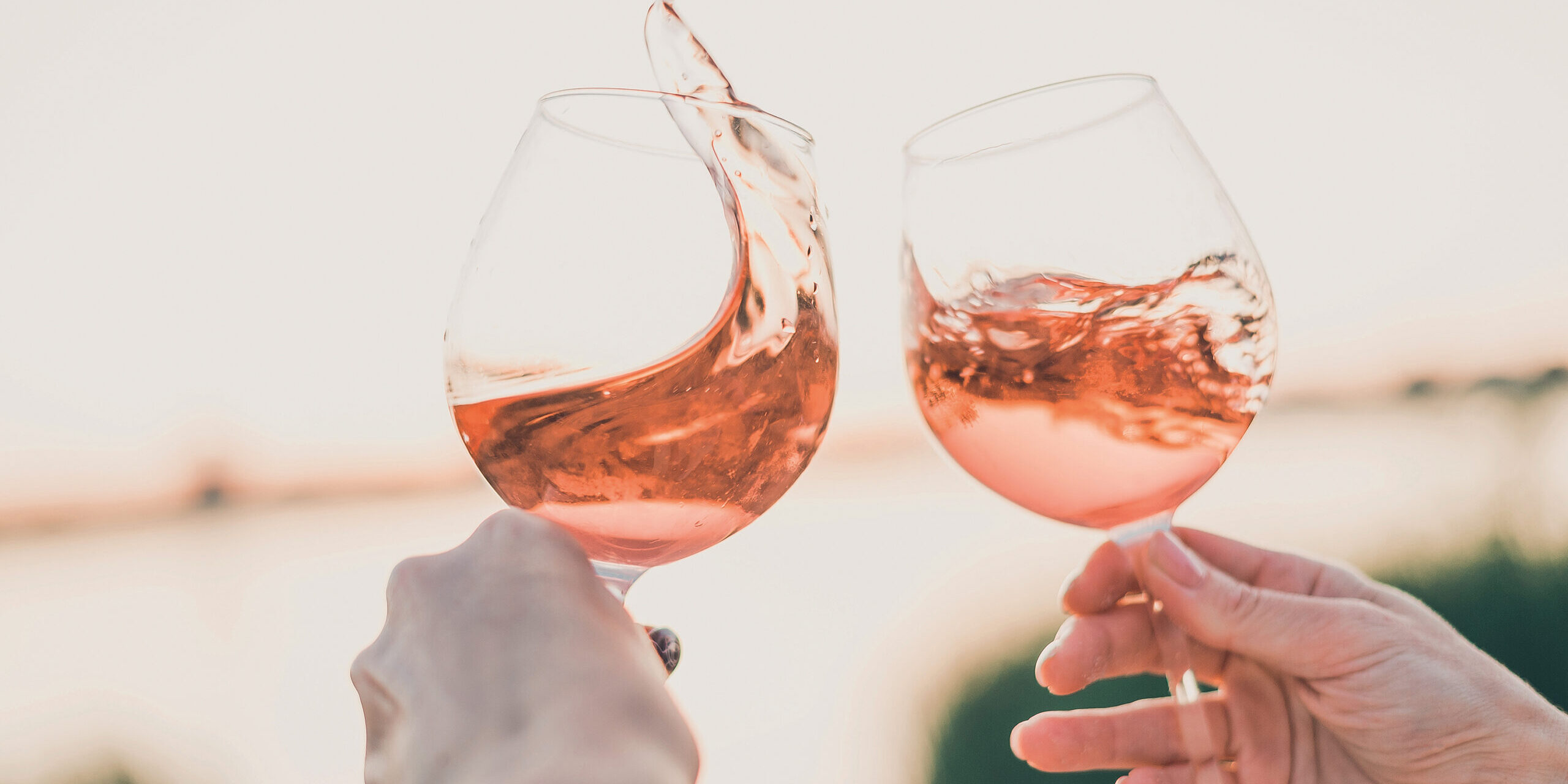 Due bicchieri di vino rosé