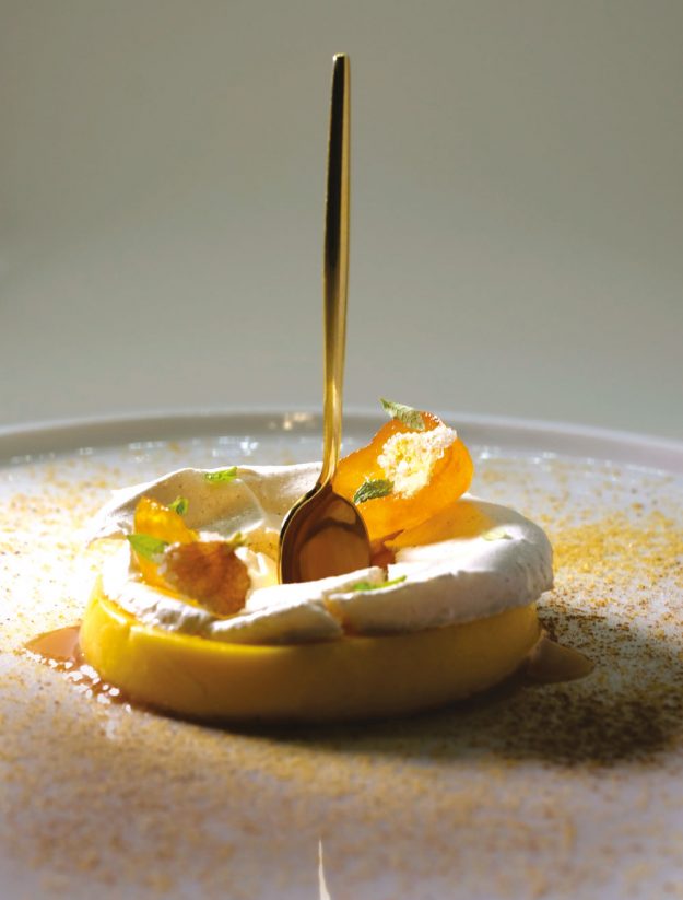 Cremoso kunkuat candito e meringa alle spezie di chef Aurora Mazzucchelli