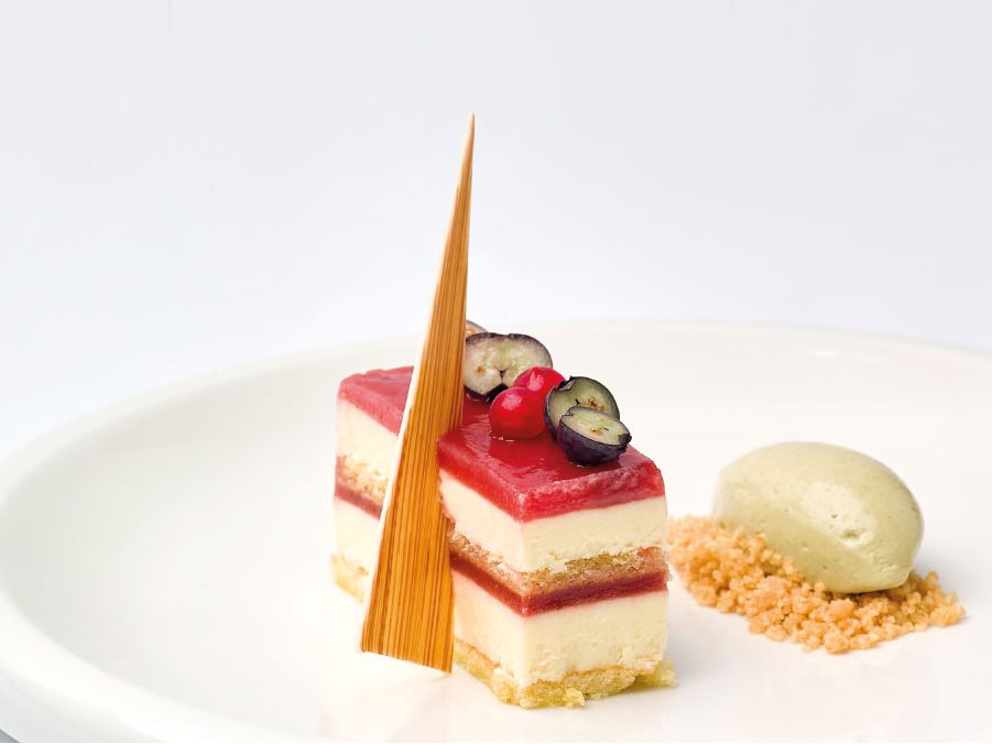 Bavarese al cioccolato bianco e frutti rossi con gelato al pistacchio di chef Michele De Blasio