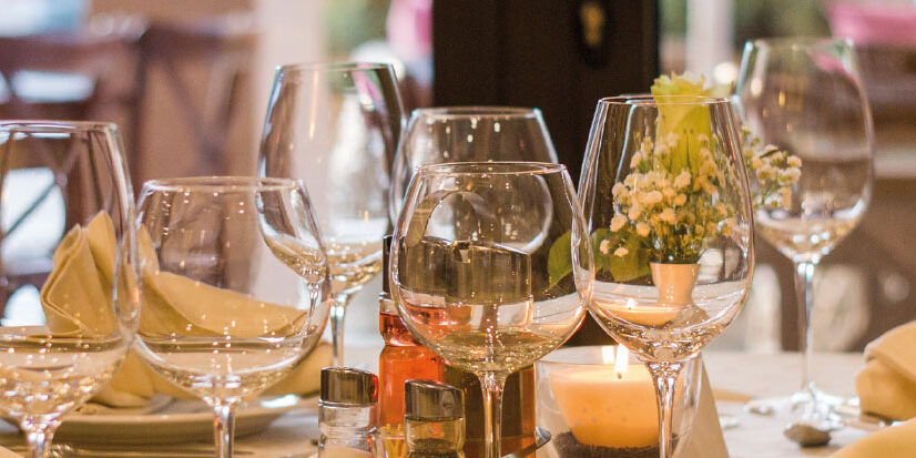 Coperto al ristorante: tavola apparecchiata con calici