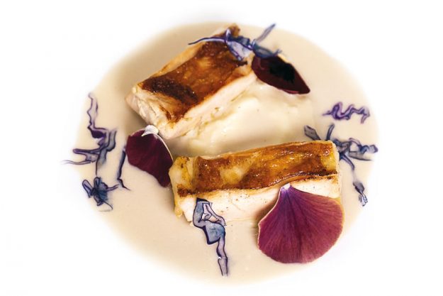 Faraona con crema di patate al limone e salsa di fiori di chef Aurora Mazzucchelli