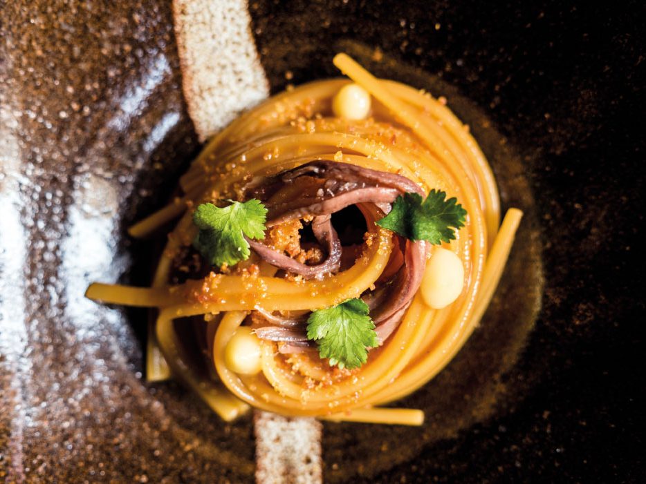Linguine cotte in acqua di peperone con alici del Cantabrico e bottarga all'Armagnac di chef Cristina Bowerman