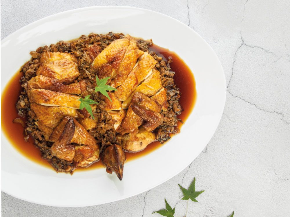 Pollo al vapore tradizionale con conserva di verdure di chef Daniel Cheung