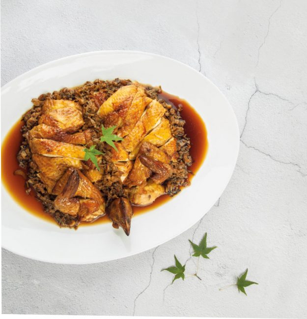 Pollo al vapore tradizionale con conserva di verdure di chef Daniel Cheung