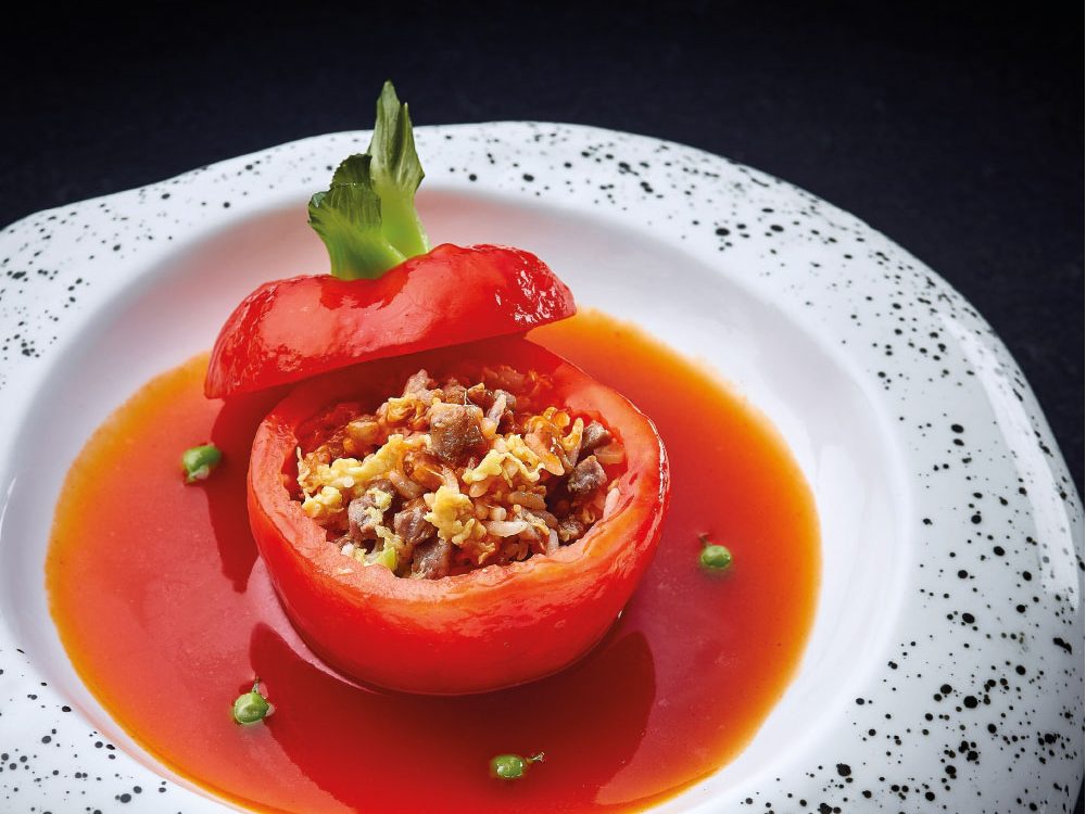 Riso fritto con carne sminuzzata Wagyu servito in un pomodoro intero di chef Daniel Cheung