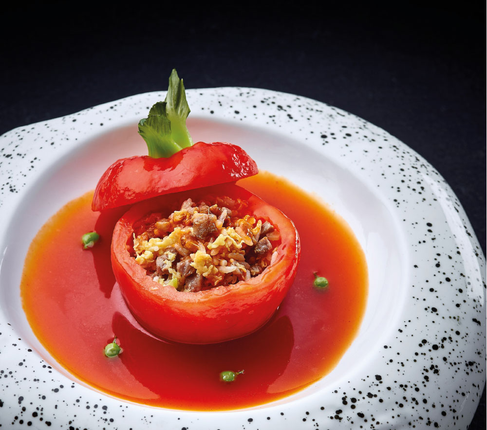 Riso fritto con carne sminuzzata Wagyu servito in un pomodoro intero di chef Daniel Cheung