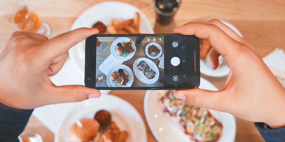 Foto scattata a una tavola con piatti pieni