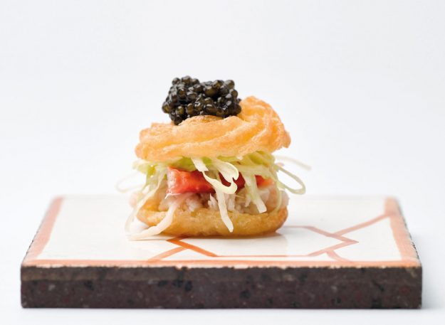 Zeppola di San Giuseppe con granchio reale, caviale e maionese di alici di chef Michele De Blasio