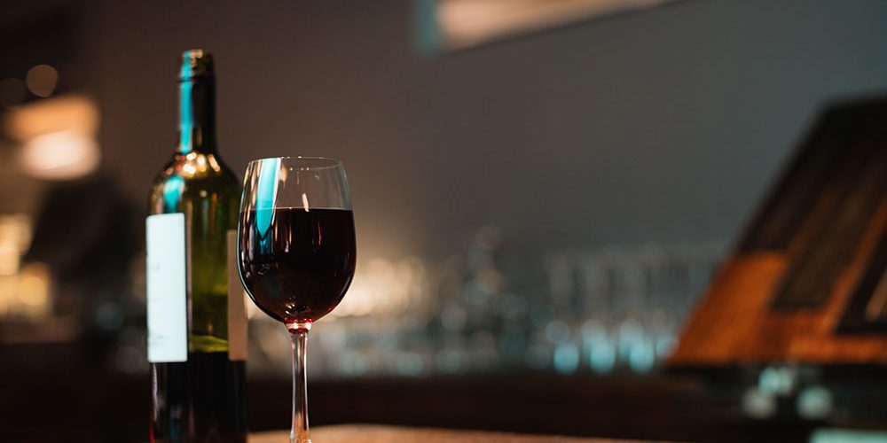 Un calice di vino rosso per un articolo sulla professionalità nell'ambito del vino