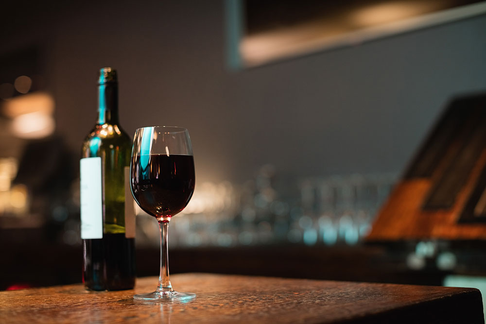Un calice di vino rosso per un articolo sulla professionalità nell'ambito del vino