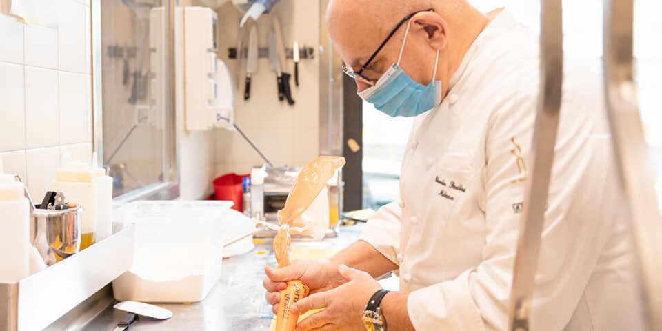 Lo chef Claudio Sadler in cucina