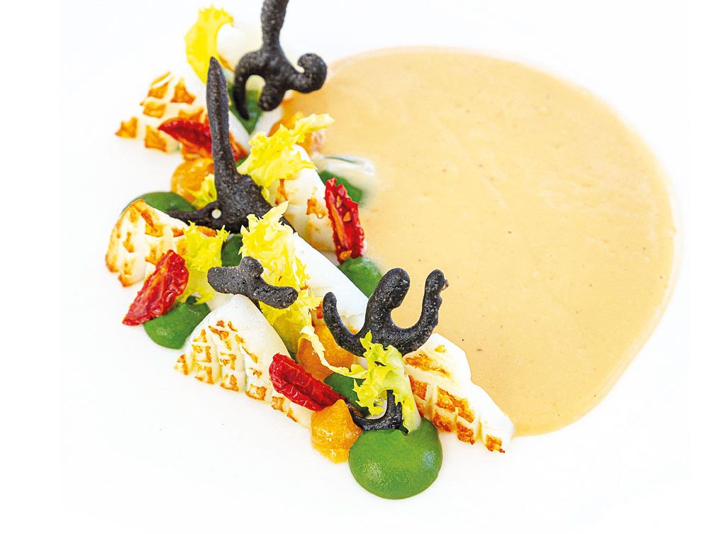 Seppia arrosto, pesto di olive e prezzemolo, limone e crema di cozze: una ricetta dello chef Antonio Gentile del ristorante 47 Circus Roof Garden di Roma