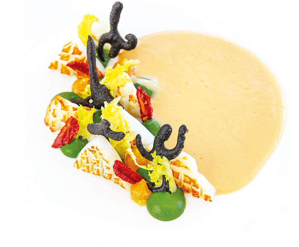 Seppia arrosto, pesto di olive e prezzemolo, limone e crema di cozze: una ricetta dello chef Antonio Gentile del ristorante 47 Circus Roof Garden di Roma