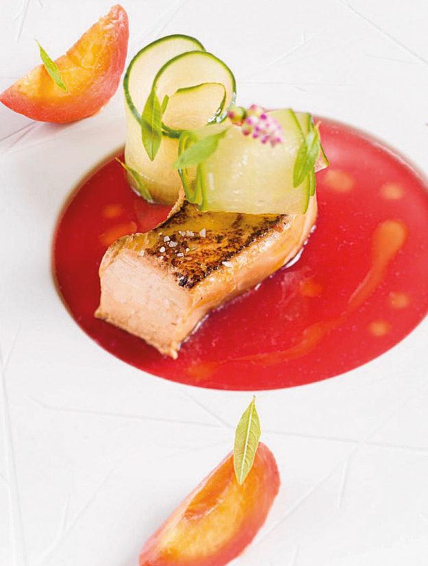 Scaloppa di foie gras di Chalandray arrosto, le pesche “percoche” marinate al vino rosso e spezie, cetrioli al limone e foglie di verbena. Una ricetta dello chef Simone Cantafio