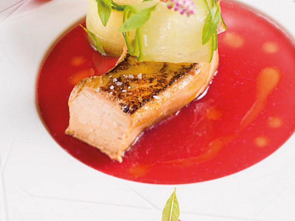 Scaloppa di foie gras di Chalandray arrosto, le pesche “percoche” marinate al vino rosso e spezie, cetrioli al limone e foglie di verbena. Una ricetta dello chef Simone Cantafio