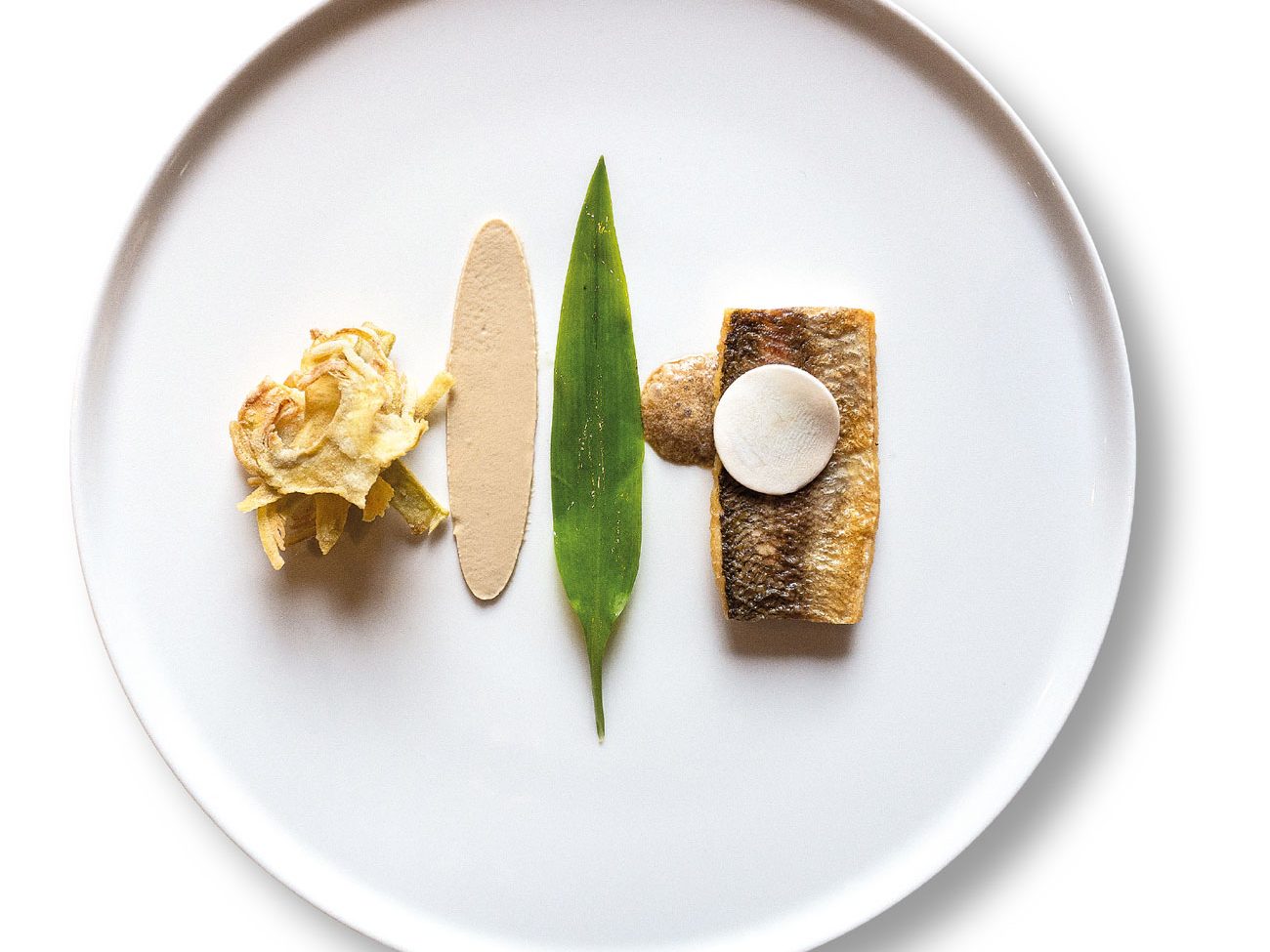 Lavarello del Gardesano alla plancia con funghi e la loro emulsione di sottobosco, carciofi spinosi fritti dello chef Perbellini