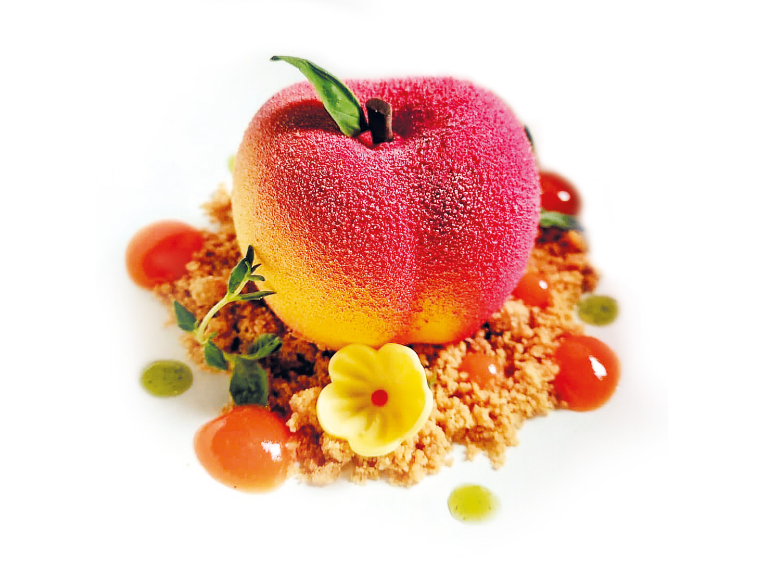 Peach Beach di Marcella Orsi: Finta pesca di mousse alla mandorla e amaretto di Saronno con cuore di brunoise di pesche al lime e basilico su crumble all’amaretto con salsa di pesca e gel di basilico