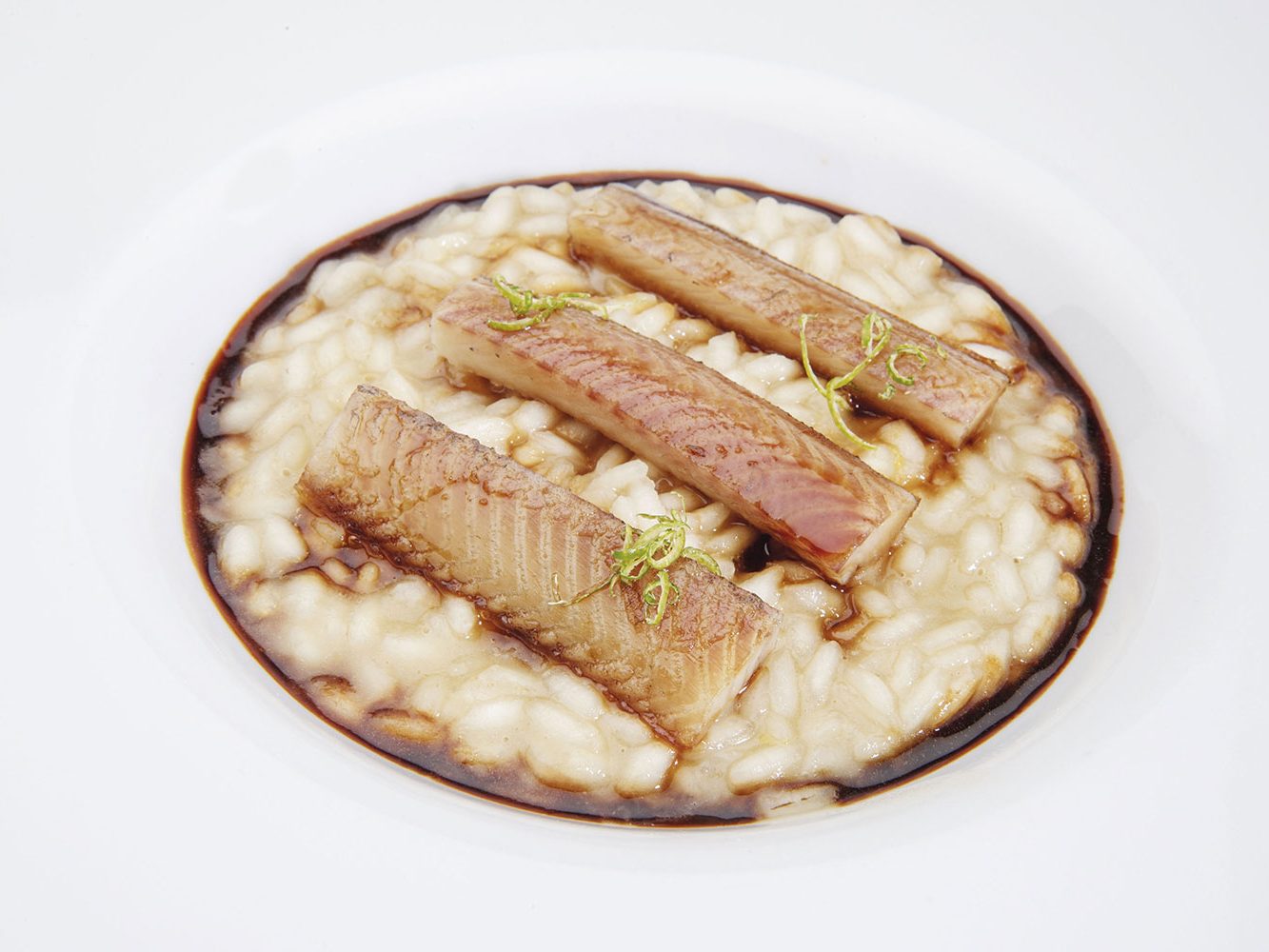 Riso carnaroli al lime e rosmarino con anguilla al Teriyaki e succo di crostacei dello chef Federico Chignola (Ristorante Casa degli Spiriti, Verona)