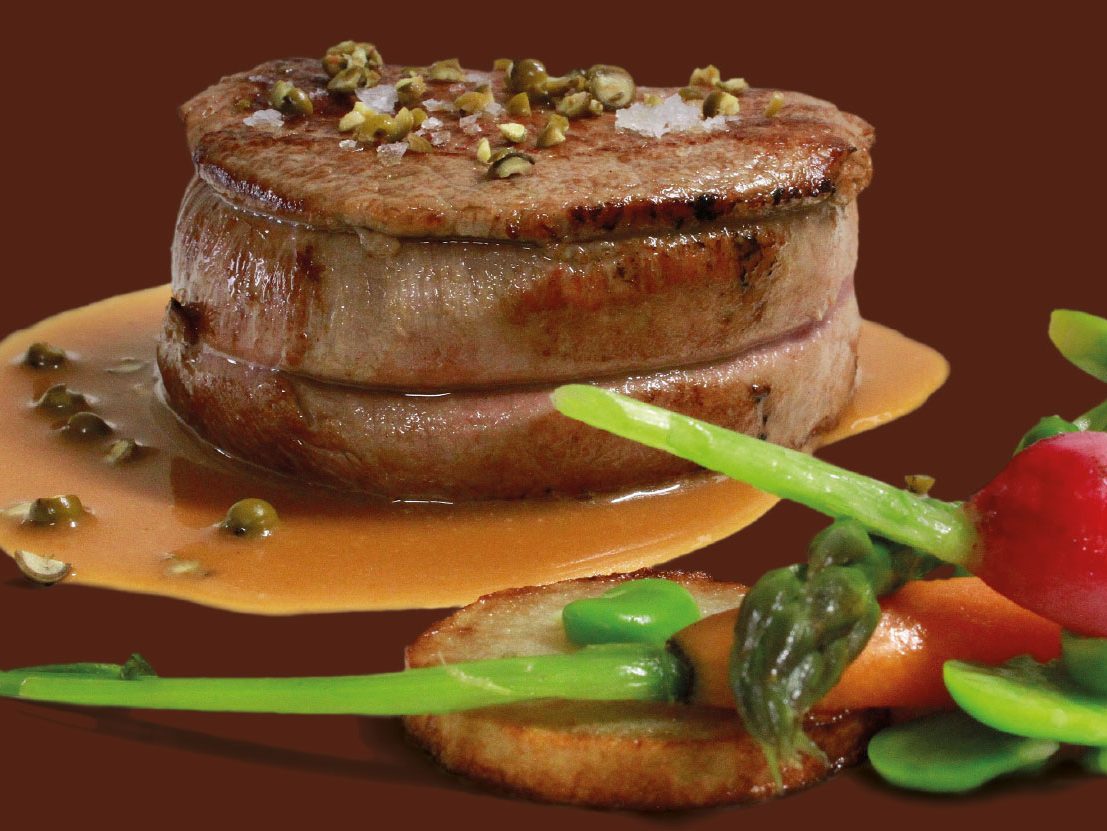 Filetto di manzo al pepe verde: una ricetta dello chef Tiziano Rossetti per il suo ristorante Osteria L'Angolo Divino di Urbino