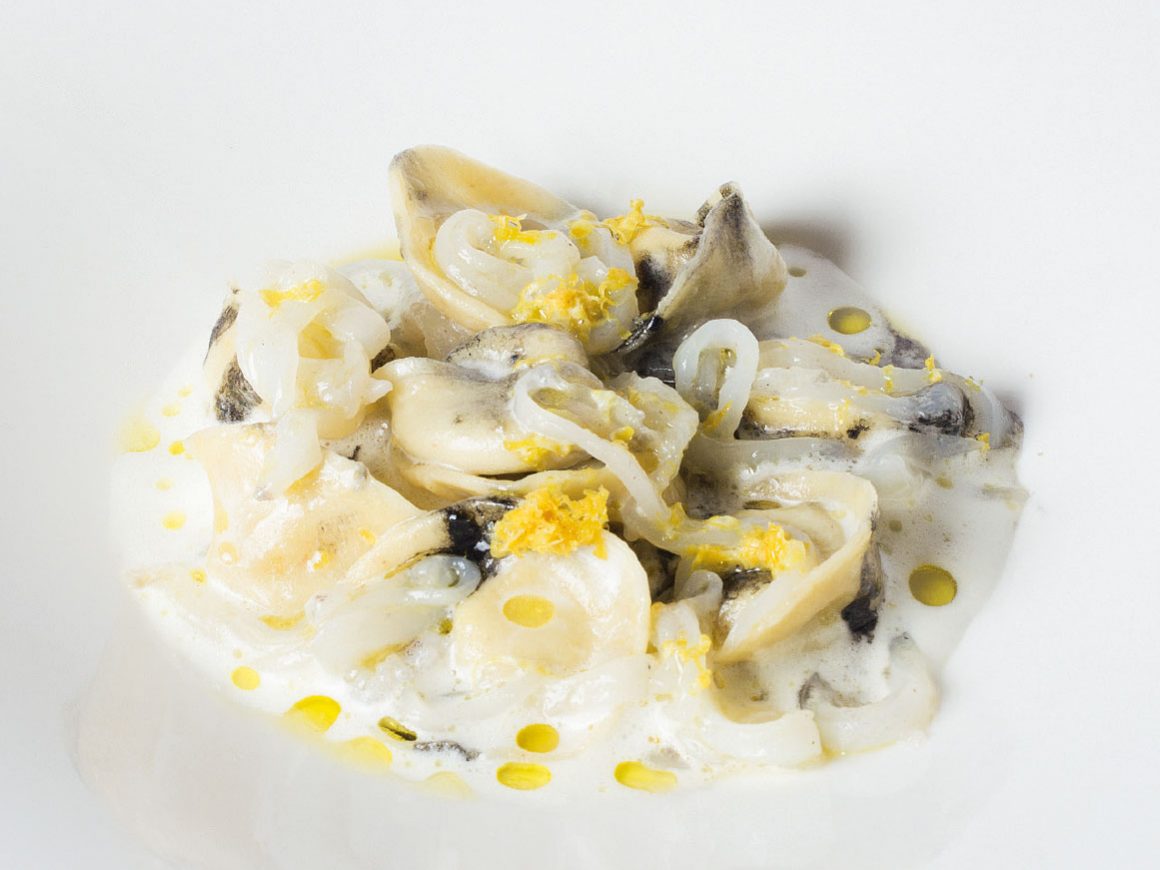 Ravioli di pesce con seppie al nero: un primo piatto dello chef Tiziano Rossetti per il suo ristorante a Urbino, Osteria L'Angolo Divino