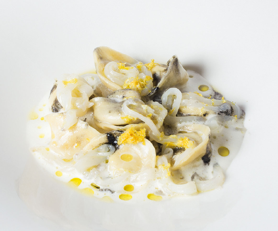 Ravioli di pesce con seppie al nero: un primo piatto dello chef Tiziano Rossetti per il suo ristorante a Urbino, Osteria L'Angolo Divino