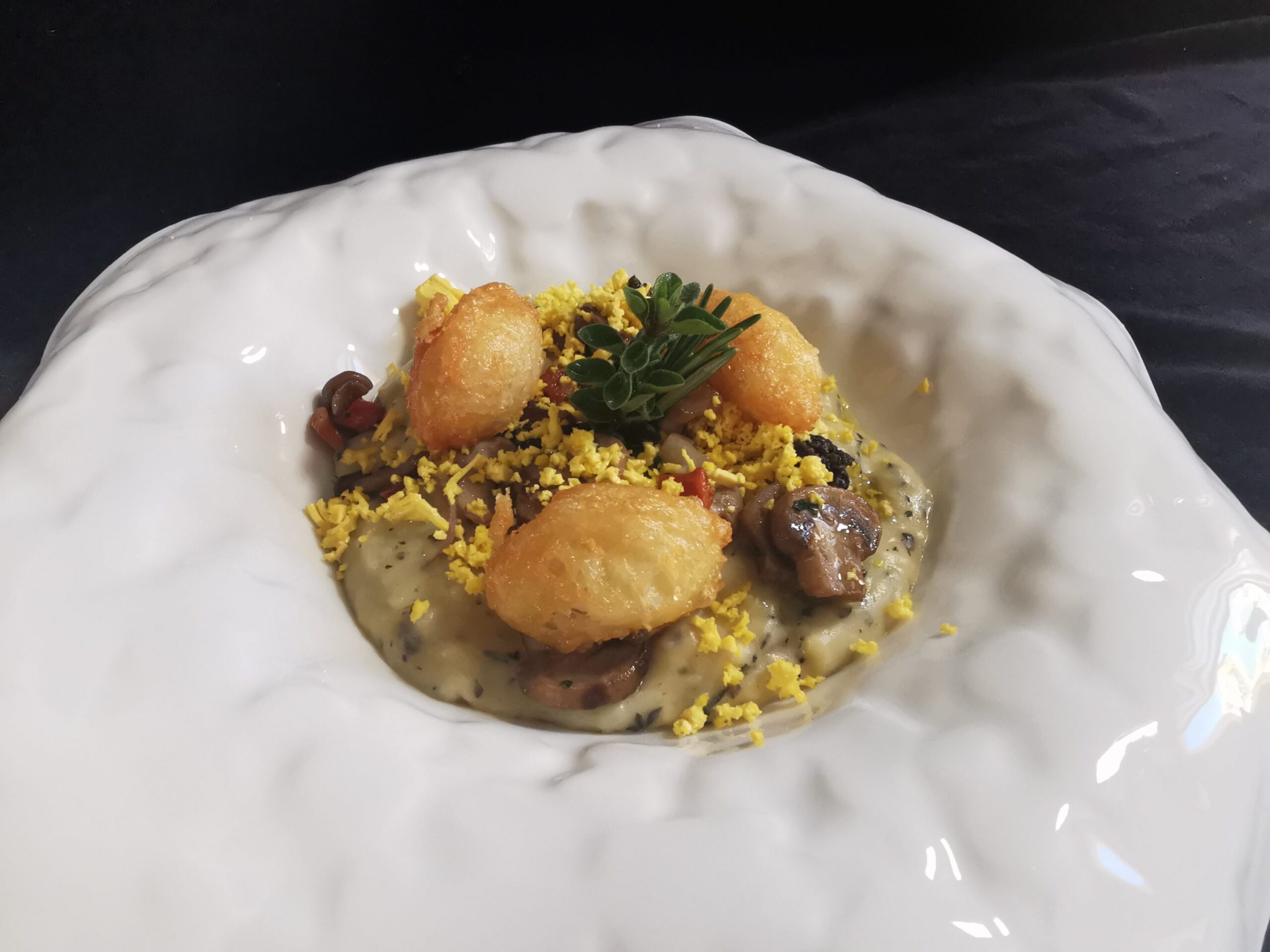 Polenta di ceci con nuvole di albume, mimosa d’uovo, funghi e tartufo