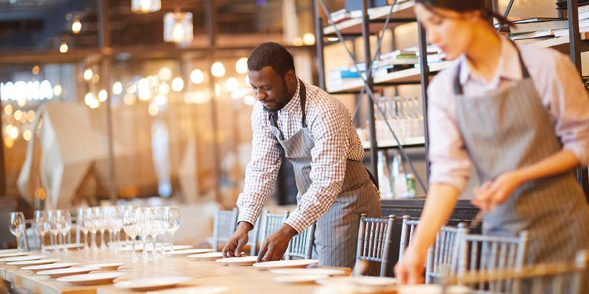 Cameriere e cameriera in sala