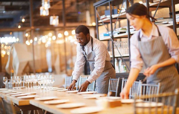 Cameriere e cameriera in sala