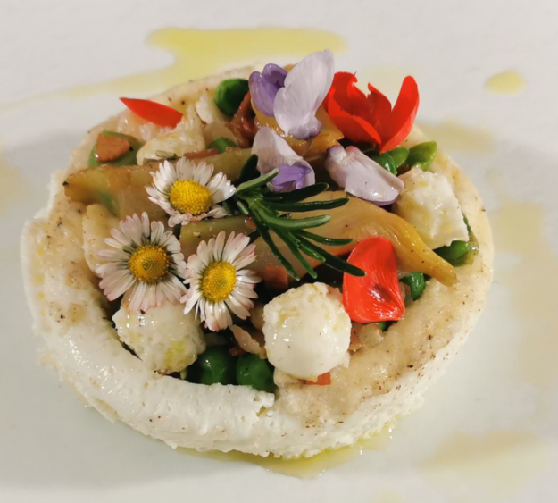 Benvenuta primavera con maialino croccante su corona di albume