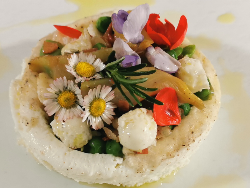 Benvenuta primavera con maialino croccante su corona di albume