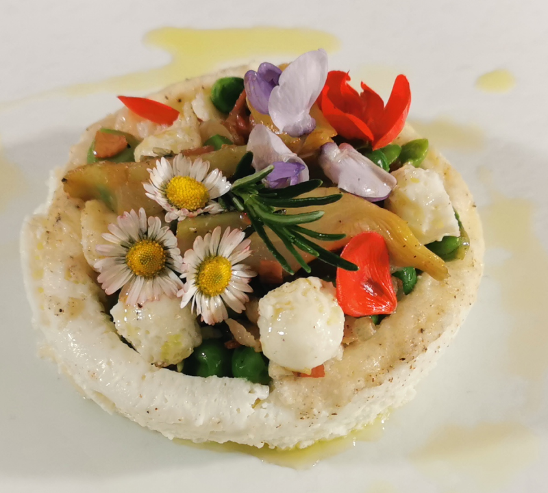 Benvenuta primavera con maialino croccante su corona di albume