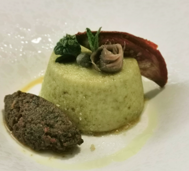 Flan di ricotta con tapenade di olive e pomodoro secco