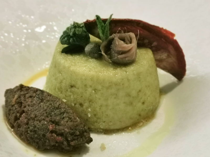Flan di ricotta con tapenade di olive e pomodoro secco