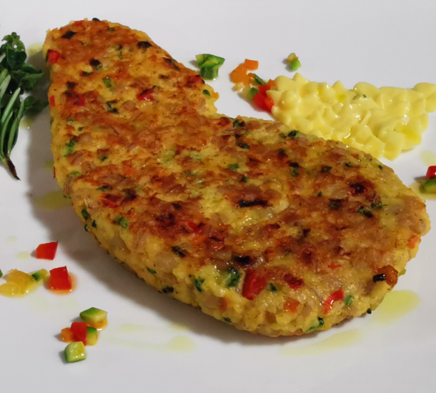 Bistecca di Orzo e Miglio con brunoise di ortaggi e salsa maionese alla senape