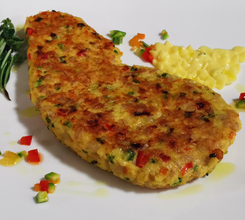 Bistecca di Orzo e Miglio con brunoise di ortaggi e salsa maionese alla senape