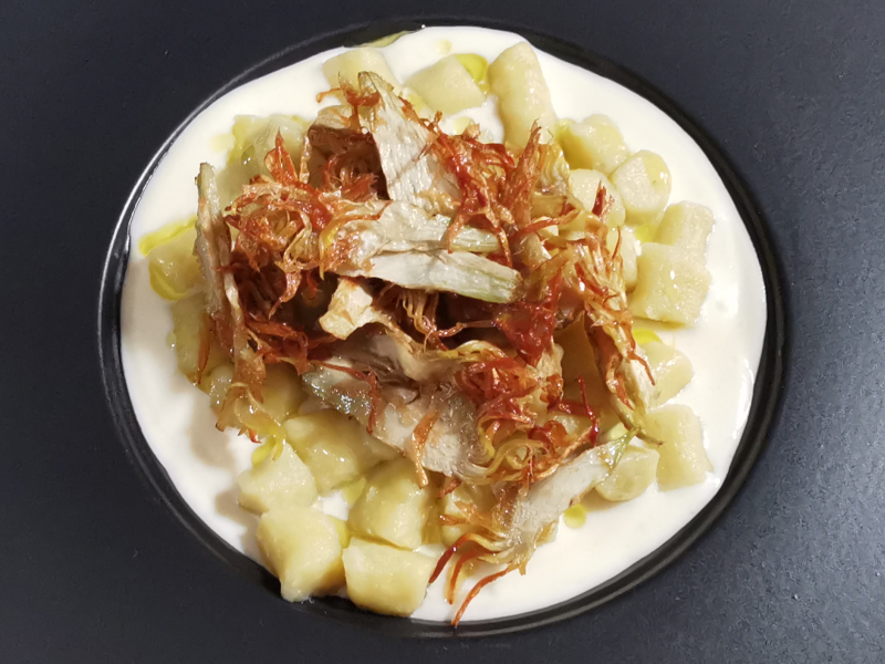 Chicche della nonna ai carciofi su fonduta di cacio