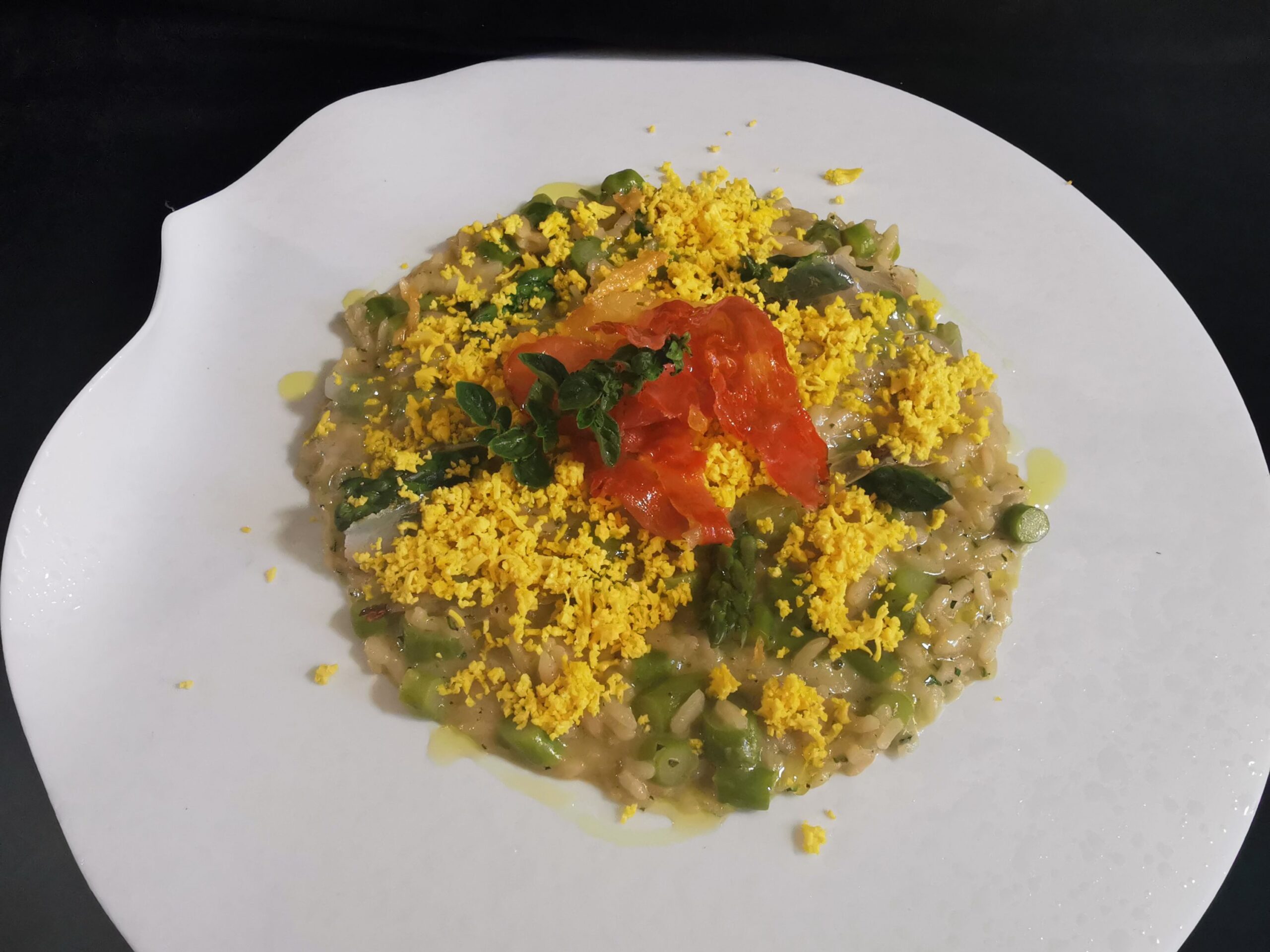 Risotto alle erbe aromatiche, lardo, punte di asparagi e mimosa d’uovo