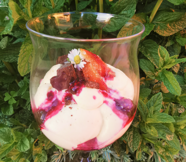 Mousse con mascarpone frutti rossi e cioccolato modicano