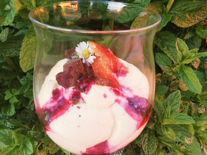 Mousse con mascarpone frutti rossi e cioccolato modicano
