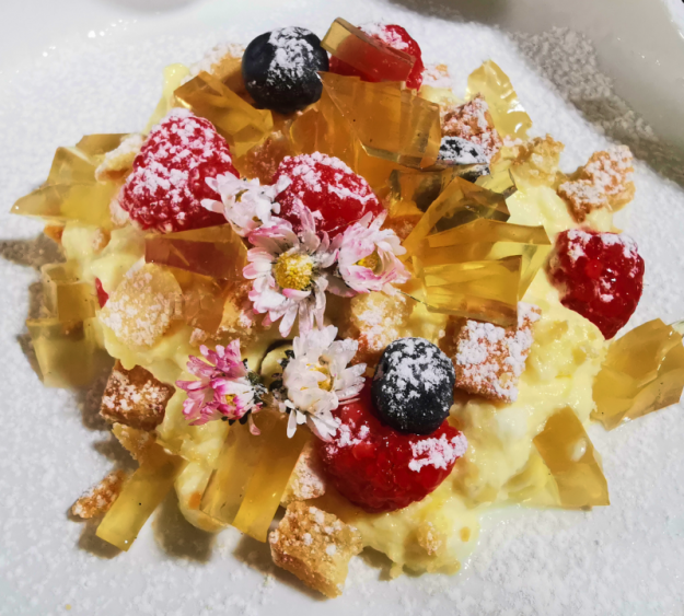 Crostatina scomposta con yogurt e frutti di bosco