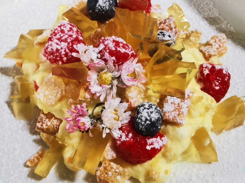 Crostatina scomposta con yogurt e frutti di bosco