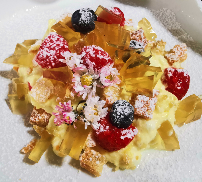 Crostatina scomposta con yogurt e frutti di bosco