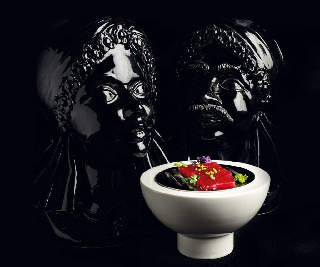 Tonno rosso crudo scaloppato con pistacchi, olio evo e sale Maldon su misticanza con spugna al basilico.