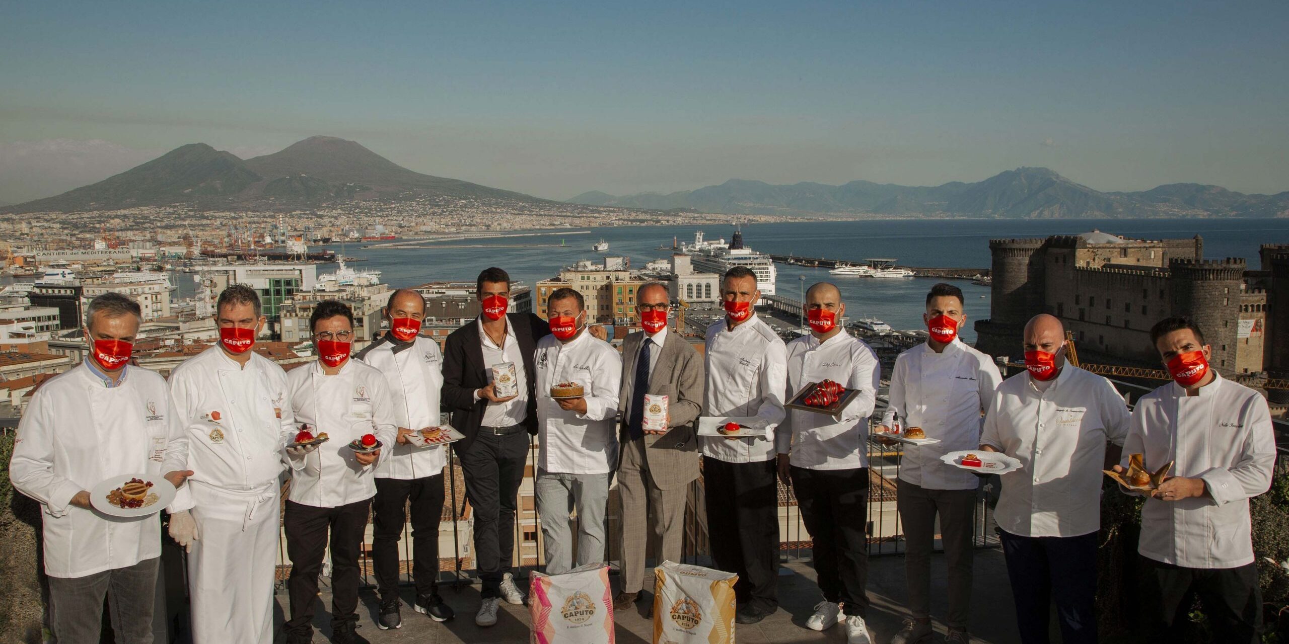 Tutti-i-concorrenti-del-contest-San-Gennà-2020-con-Antimo-e-Mauro-Caputo-presso-la-terrazza-del-Renaissance-Mediterraneo