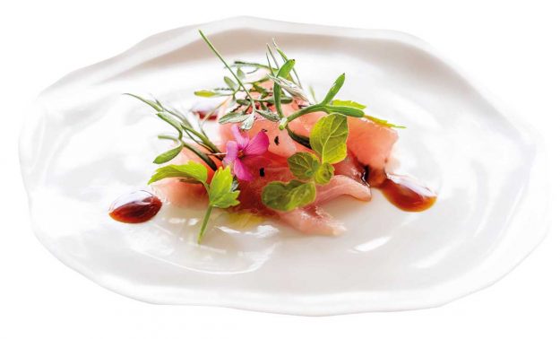 Carpaccio di ricciola alle erbe aromatiche con caramello di cipolla e vino dello chef Irvin Zannoni del Boca Barranca di Marina Romea (RA)