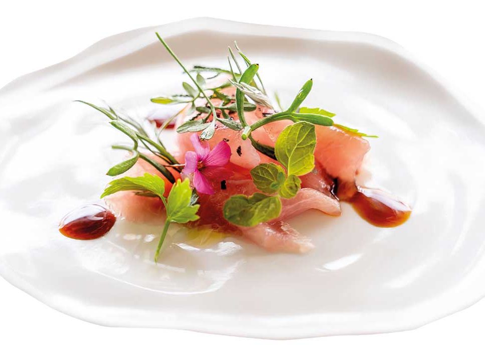 Carpaccio di ricciola alle erbe aromatiche con caramello di cipolla e vino dello chef Irvin Zannoni del Boca Barranca di Marina Romea (RA)